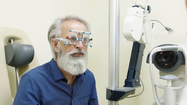 病人，一位正在做视力检查的老人视频素材