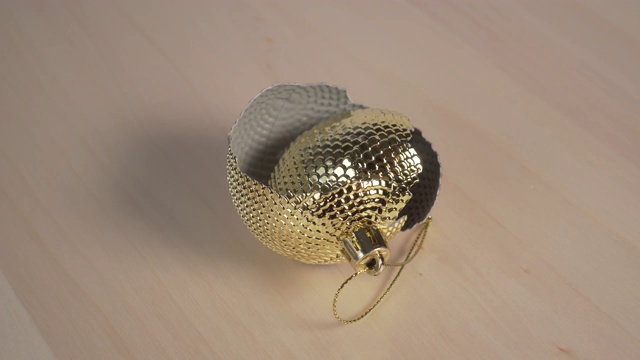 破碎的金色圣诞球。视频素材