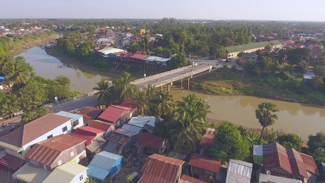 飞过一个村庄，飞向河上的小桥视频素材
