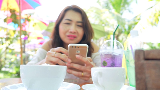 咖啡店里的亚洲美女视频素材