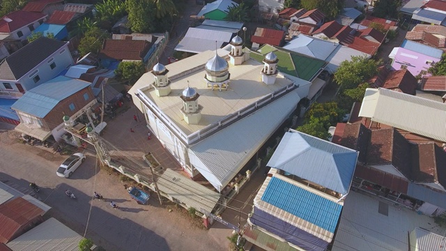 旋转无人机拍摄村庄里的一座小清真寺视频素材