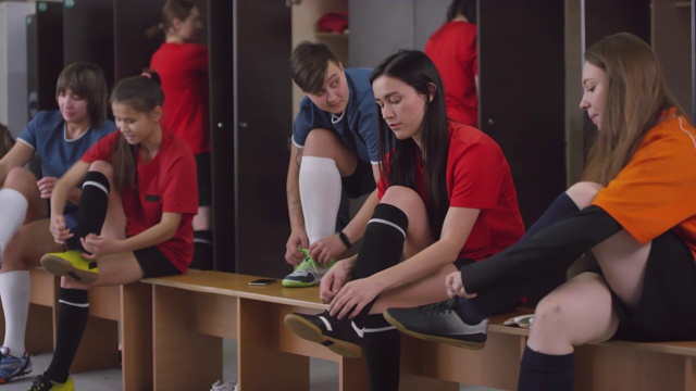 女足队员系鞋带，在更衣室准备视频素材