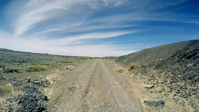 汽车在中国新疆戈壁沙漠上行驶的时间。视频素材