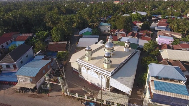 空中拍摄的村庄里的一个小清真寺视频素材