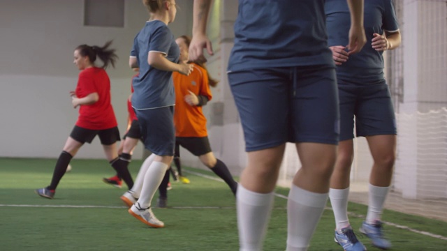 女子足球队在室内运动场上热身视频素材