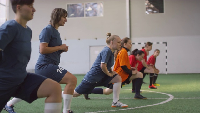 女足球运动员在场上表演弓步步视频素材