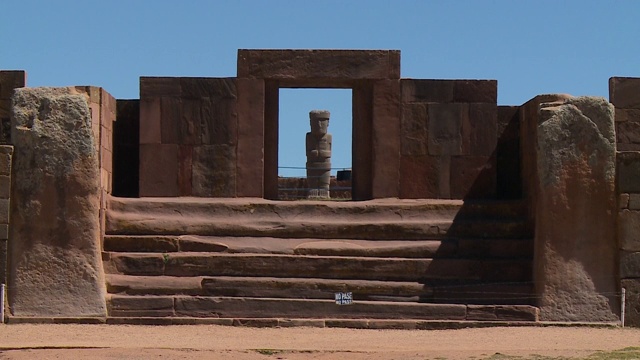 卡拉萨亚神庙的大门，蒂瓦纳库，玻利维亚视频下载