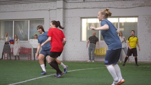 足球运动,室内,进行中,女性视频素材