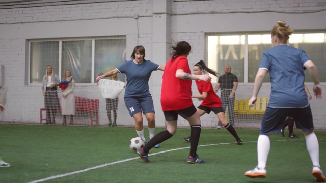 女运动员踢点球和踢足球视频素材