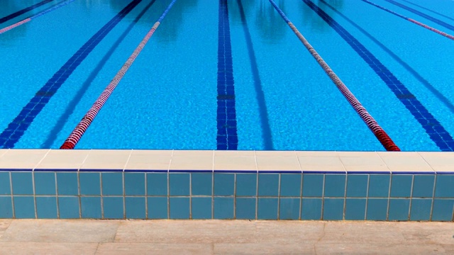 奥运游泳池背景在一个晴朗的日子视频下载