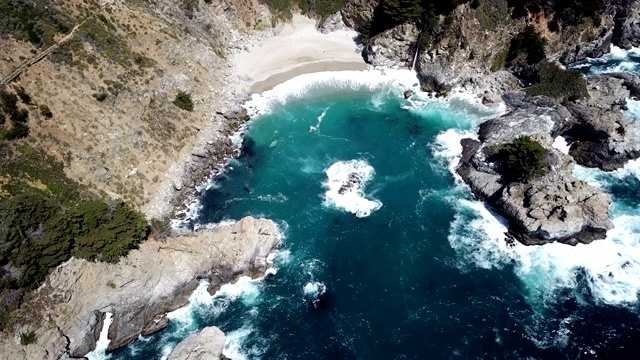 4K无人机航拍大苏尔的加州海岸线和麦克威瀑布视频素材