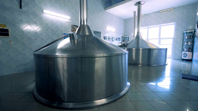 两个巨大的罐子被放置在啤酒厂的大厅里视频下载