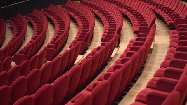 空荡荡的剧院里的红椅子视频下载