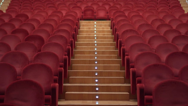 空荡荡的剧院，红椅子视频素材