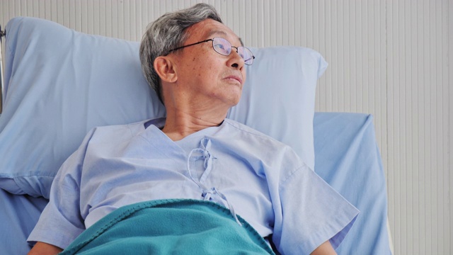 一个抑郁的病人躺在医院的病床上。视频下载