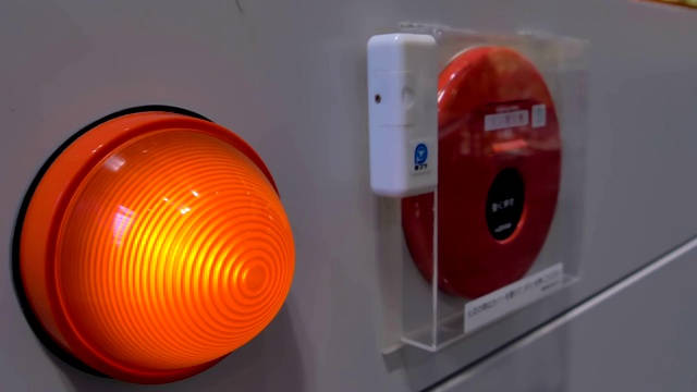 日本东京火车墙上的橙色灯泡视频素材