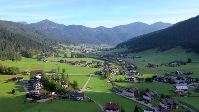 无人机电影村庄，山和湖周围的哈尔斯塔特村，奥地利阿尔卑斯山，上奥地利，欧洲视频素材