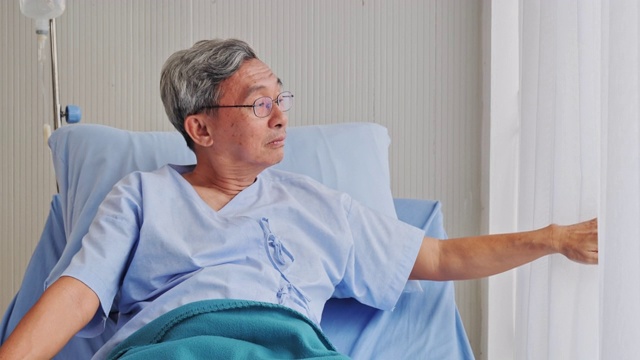 一个抑郁的病人躺在医院的病床上。视频素材