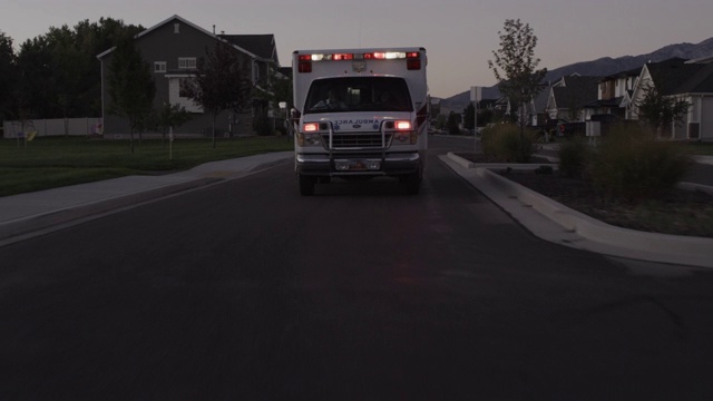 美国犹他州雷伊附近街道上救护车闪烁的灯光视频下载