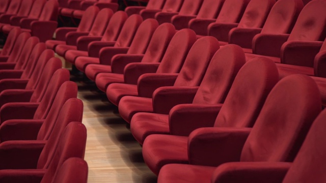 这么多空荡荡的红色电影院椅子视频素材