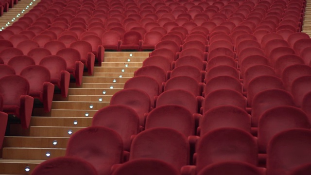 空荡荡的剧院里的红椅子视频素材