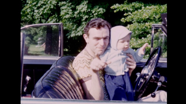 一个男人和他的宝贝女儿开着他1948年的别克车下了车的蒙太奇画面。视频下载