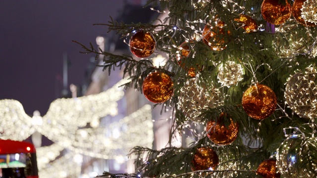 伦敦下摄政街的圣诞彩灯和圣诞树视频下载