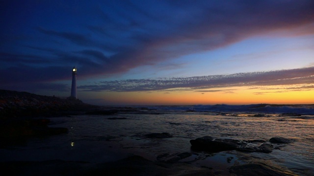 日落时分，南非开普敦Kommetjie镇附近的Slangkop灯塔视频素材