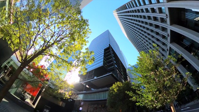 穿过城市里的摩天大楼视频素材