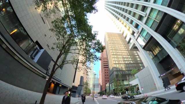 穿过城市里的摩天大楼视频素材