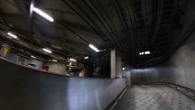 穿过地下停车场视频素材