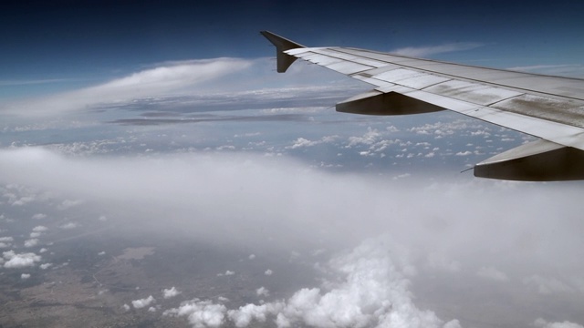 从飞机乘客座位窗口看天空和云彩视频素材