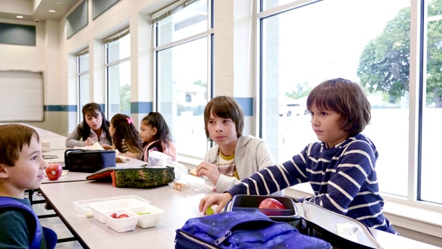 男生们在学校的自助餐厅一起享用午餐视频下载