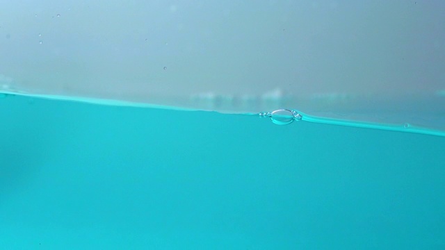 镜头运动的蓝天，水和下降的背景视频下载