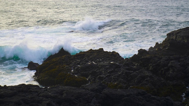 极端的海浪粉碎海岸，大海美丽的海浪，视频素材