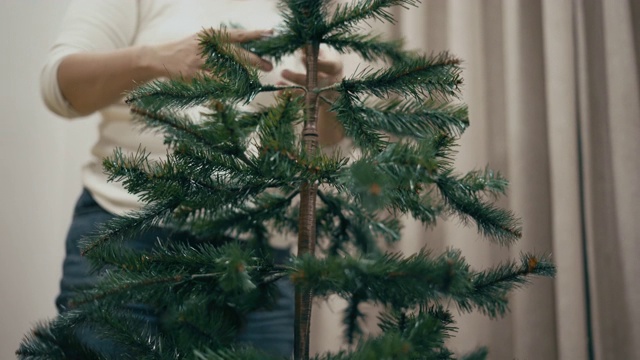 儿子和母亲装饰圣诞树视频素材