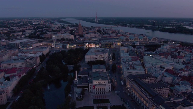 无人机拍摄的云彩天空日落在一个大城市和河上的桥梁视频素材