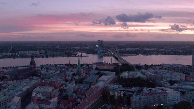 无人机拍摄的云彩天空日落在一个大城市和河上的桥梁视频素材