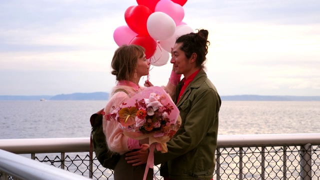 在情人节约会前，男士给女朋友带来鲜花和气球视频素材
