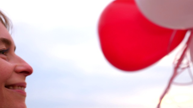 一对情侣在约会中拿着气球亲吻视频素材