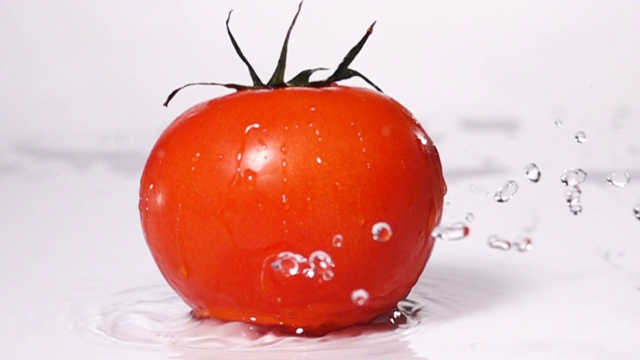 超级慢镜头:番茄掉在地上，溅起水花视频素材