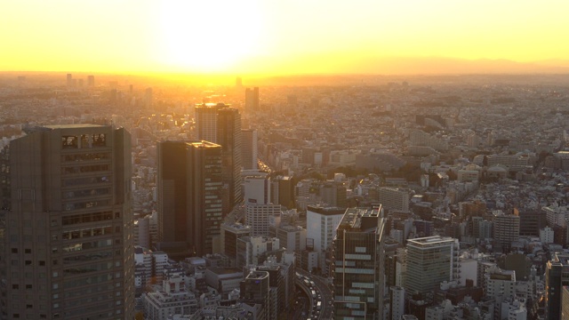 日落时分的东京天际线|缩小视频素材