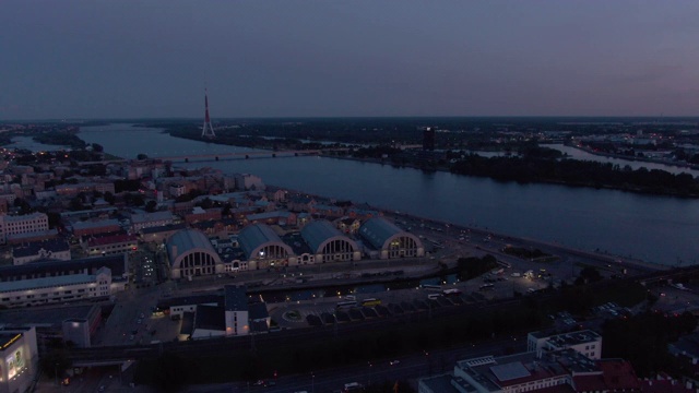 无人机拍摄的美丽的城市和河流在日落视频素材