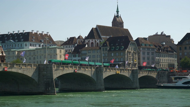 巴塞尔市中心晴天河流拥挤的游泳区交通大桥湾全景4k瑞士视频下载