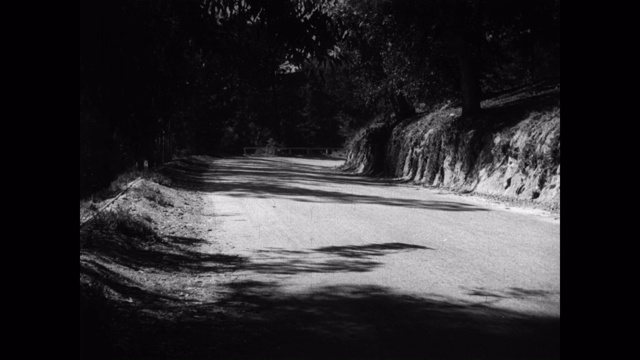1950年的今天，汽车在林间的山路上行驶视频下载