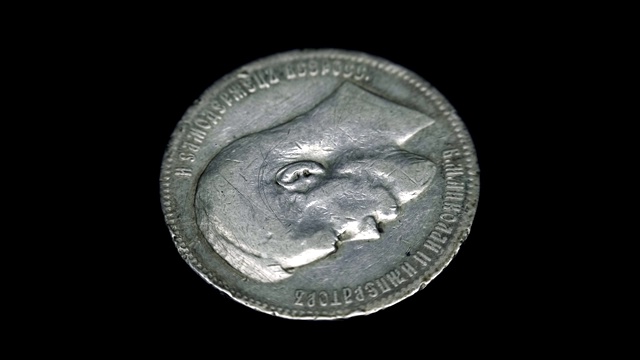 俄罗斯古老罕见的钱币与皇帝尼古拉二世在黑色背景上旋转。宏。特写镜头视频素材