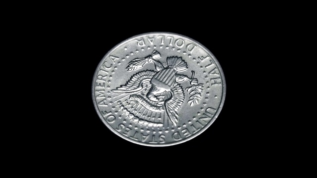 1972年发行的美国硬币半美元在黑色背景上旋转。宏。特写镜头视频素材