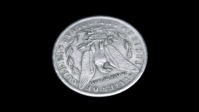 1879年发行的一美元硬币在黑色背景上旋转。宏。特写镜头视频素材