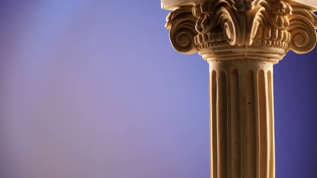 古老的柱旋转在蓝色的背景视频下载