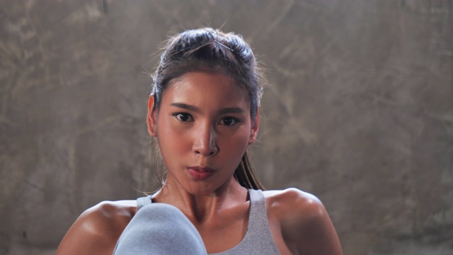 十几岁的亚洲妇女做自行车紧缩锻炼，以提高她的腹肌。女性在健身房做仰卧起坐锻炼。视频素材